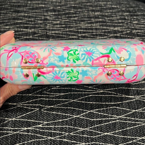 Lilly Pulitzer, hard side clutch. It does not have the chain to go with it. - Picture 4 of 6